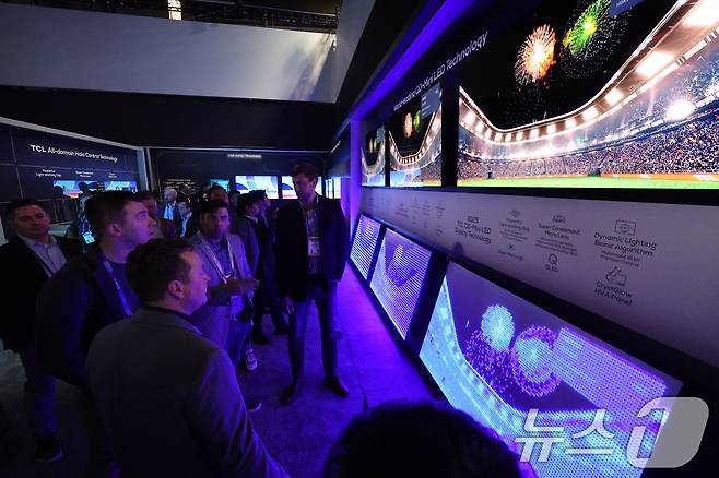 세계 최대 정보기술(IT)·가전 전시회 'CES 2025' 개막일인 7일(현지시간) 미국 네바다주 라스베이거스 컨벤션센터(LVCC)에 마련된 중국기업 TCL 부스에서 관람객들이 패널 기술 발전 과정을 살펴보고 있다. 2025.1.8 ⓒ 뉴스1 신웅수 기자