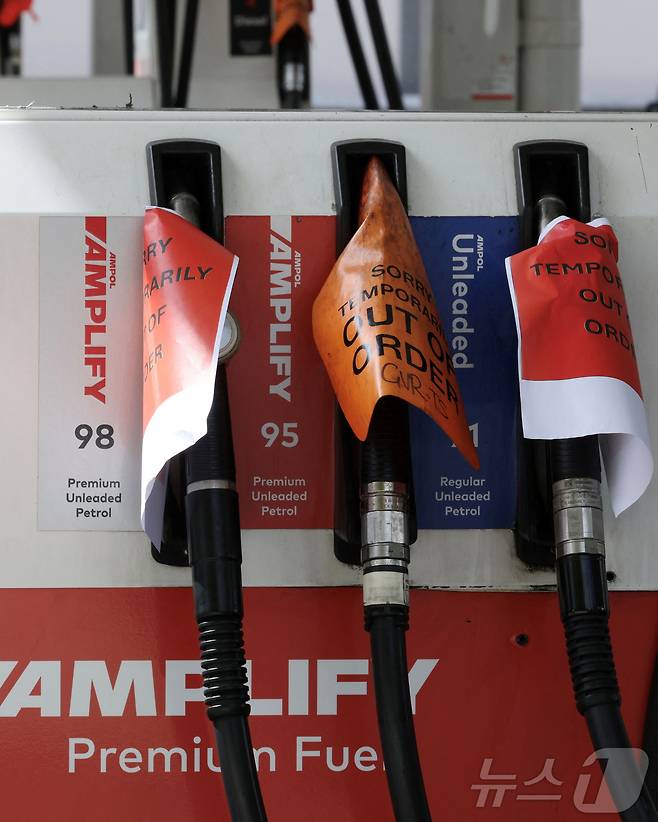 20일(현지시간) 호주 시드니의 한 주유소에서 연료가 소진돼 주유기가 멈춰 사용 불가 안내문이 부착돼 있다. 2026. 3.20ⓒ 로이터=뉴스1