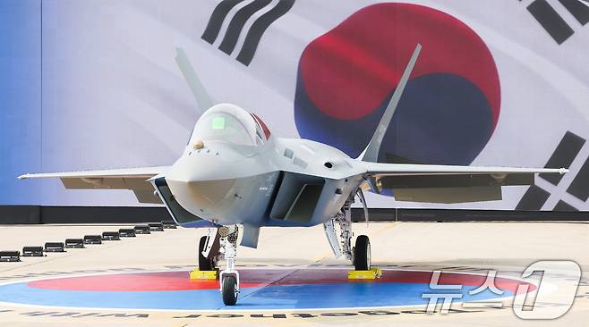 25일 경남 사천 한국항공우주산업에서 KF-21 양산 1호기가 공개되고 있다. 2026.3.25 ⓒ 뉴스1 이재명 기자