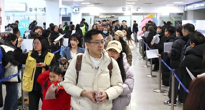 지난 2월 오전 인천 연수구 국제크루즈터미널에 입항한 MSC 벨리시마호(17만t급) 승객 중국인 관광객 3000여명이 입국하고 있다. = 연합뉴스