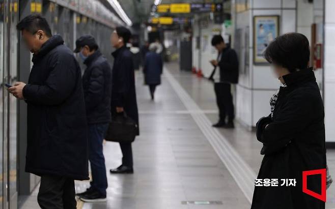 지하철을 기다리고 있는 시민들의 모습. 아시아경제DB