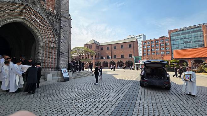 장례미사 후 안광훈 신부의 유해가 서울 명동대성당을 떠나고 있다. /김한수 기자