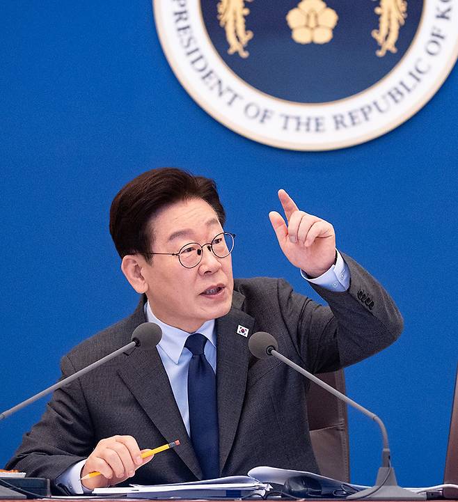 이재명 대통령이 24일 오전 청와대에서 열린 국무회의에서 발언하고 있다. 이 대통령은 국무회의에서 부동산 대책에 대해 “세제, 규제, 금융 등을 다 준비하고 있을 텐데 엄정하고 촘촘하게 0.1%도 물샐틈없도록 하라”면서 “정치적 고려는 전혀 할 필요가 없다”고 말했다. 청와대사진기자단