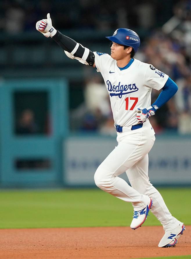LA 다저스의 ‘슈퍼스타’ 오타니 쇼헤이가 지난해 9월 신시내티와의 미국프로야구 메이저리그(MLB) 와일드카드전에서 2점 홈런을 쏘아올린 뒤 베이스를 돌며 세리머니를 하고 있다. 로스앤젤레스=AP 뉴시스