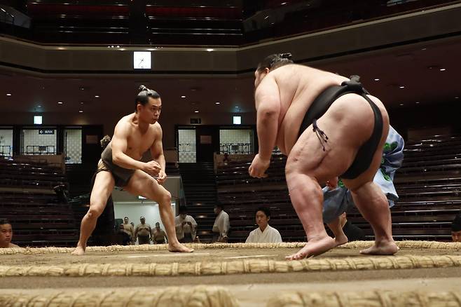 2022년 3월, 우루토라(왼쪽)와 노리토모(오른쪽) 선수가 스모 경기 전 대면하고 있다. 둘의 몸무게 차이는 약 172kg이다. 엑스 @sumokyokai 갈무리