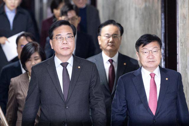 송언석 국민의힘 원내대표가 24일 서울 여의도 국회에서 열린 원내대책회의에 참석하고 있다. 뉴스1