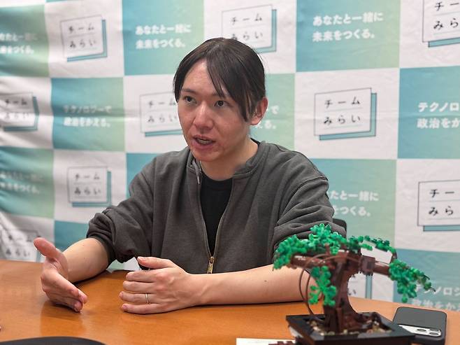 안노 다카히로 팀미라이 대표가 지난 17일 일본 도쿄 참의원(상원) 회관에 있는 자신의 의원실에서 인터뷰를 하고 있다. 김현예 특파원