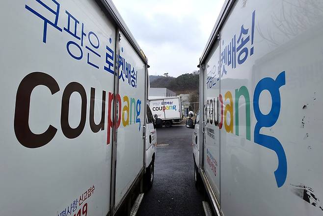 지난 6일 충남의 한 쿠팡 물류센터 밖에 로켓배송 차량이 줄지어 서 있다. 김성태 객원기자