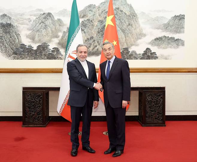 지난 2025년 4월 23일 왕이(오른쪽) 중국 공산당 중앙위원회 정치국위원 겸 중국 외교부장이 베이징에서 아바스 아라그치 이란 외교부 장관 회담하고 있다. 24일 양국 외교장관은 이란 전쟁 발발 후 두 번째 전화 통화를 갖고 휴전 방안을 논의했다고 중국 관영 신화사가 밝혔다. EPA=연합뉴스