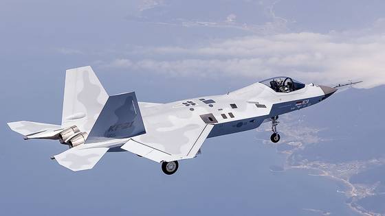 한국형 전투기 KF-21 '보라매'의 '마지막' 단좌(1인승) 시제기인 '5호기'가 2023년 5월 16일 최초 비행에 성공했다. 2022년 7월19일 시제 1호기의 첫 비행 성공 이후 약 10개월 만이다. 사진 방위사업청