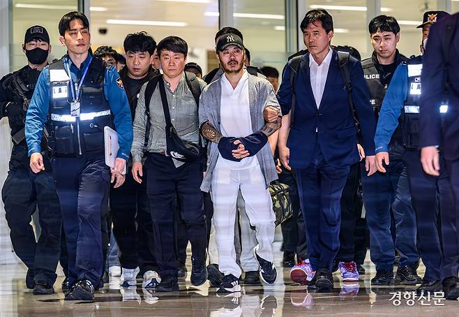 ‘필리핀 마약왕’ 박왕열이 25일 인천국제공항을 통해 국내로 송환되고 있다. 성동훈 기자