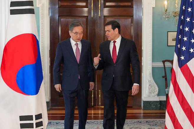 Foreign Minister Cho Hyun (left) speaks with US Secretary of State Marco Rubio ahead of their meeting at the State Department in Washington on Feb. 3. (Foreign Ministry)