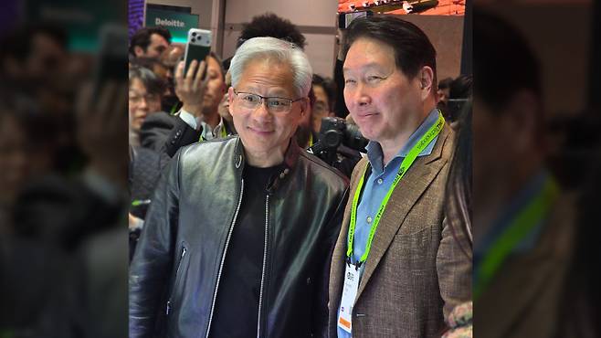 SK하이닉스 전시 부스를 찾은 엔비디아 젠슨 황 CEO(가운데 왼쪽)와 SK그룹 최태원 회장이 사진을 찍고 있다. SK하이닉스 제공