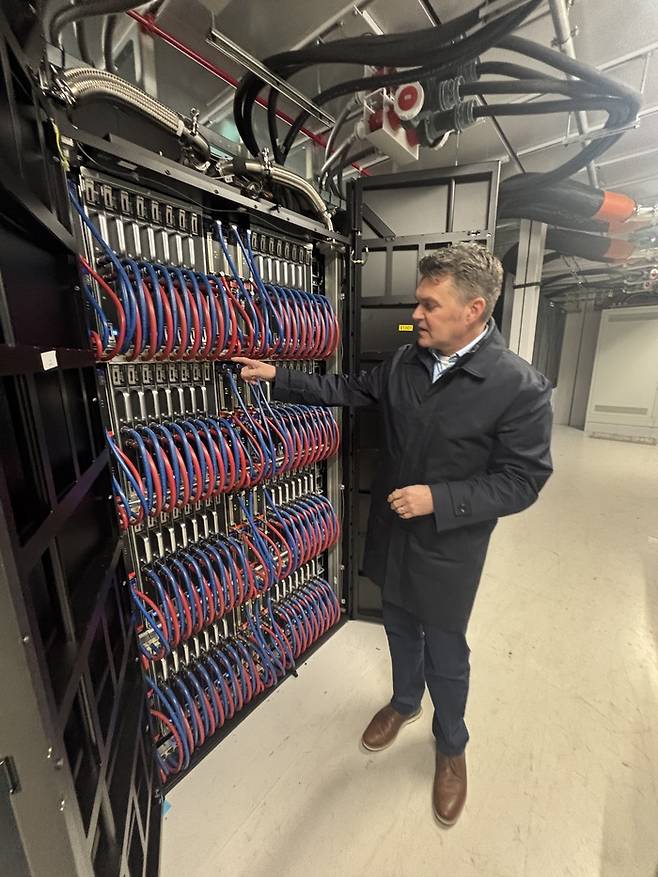 이삼바드AI를 설명하는 스미스 센터장.