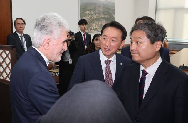 ▲사이드 쿠제치 주한이란대사가 25일 국회에서 외교통일위원장인 국민의힘 김석기 의원, 여당 간사인 더불어민주당 김영배 의원과 인사하고 있다. ⓒ연합뉴스