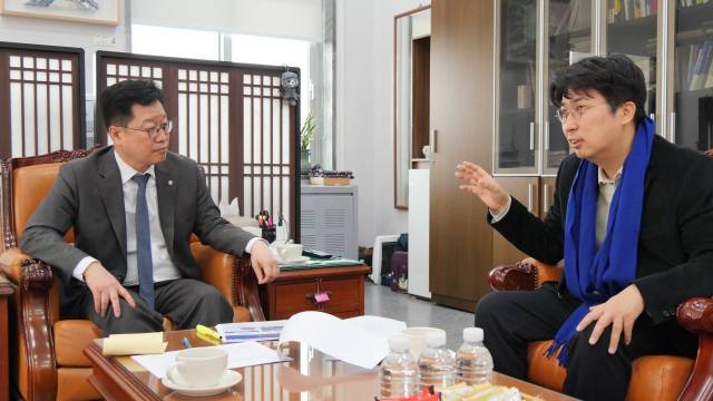 ▲안호영 의원(사진의 좌측)이 블랙록 투자 유치의 주역인 차지호 의원과 만나 블랙록 투자 계획과 향후 글로벌 기업 투자 유치 전략에 대해 이야기를 나눴다고 밝혔다. ⓒ안호영 의원 페이스북