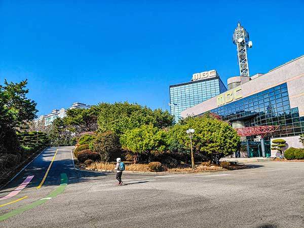 여수MBC에서 출발하면 정상까지 완만하게 오른다.