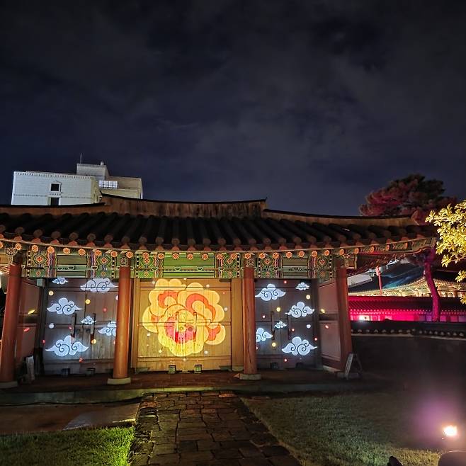 지난해 제주목관아 일대에서 펼쳐진 2025 국가유산 미디어아트 ‘펠롱펠롱 빛 모드락’ 행사. 제주도 제공