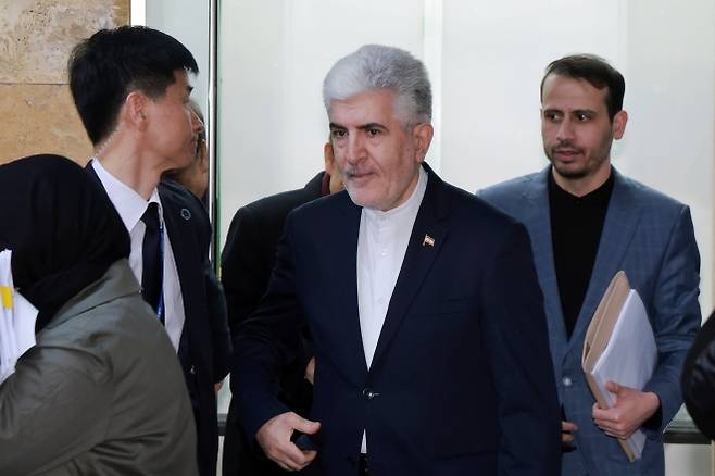 외통위원장과 면담 위해 이동하는 이란 대사 - 사이드 쿠제치 주한 이란 대사가 25일 오전 서울 여의도 국회에서 김석기 외교통일위원장 및 여야 간사들과 면담을 위해 이동하고 있다. 뉴시스