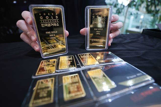 미국·이스라엘과 이란 간 전쟁이 격화하는 양상을 보이며 국내 금 시세가 8% 가까이 급락한 가운데 24일 서울 종로구 한국금거래소 본점에 골드바가 놓여있다. 연합뉴스