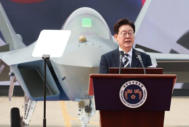 이재명 대통령이 25일 경남 사천 한국항공우주산업(KAI)에서 열린 KF-21 양산 1호기 출고식에서 격려사를 하고 있다. ⓒ연합뉴스