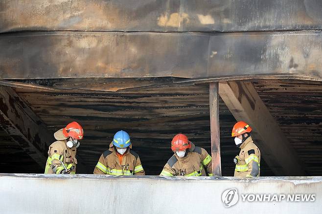 무단 증축 현장에서 합동 감식 (대전=연합뉴스) 이주형 기자 = 24일 대전 대덕구 소재 자동차 부품 제조업체인 안전공업 주식회사 화재 합동 감식에 나선 소방 당국 관계자들이 무허가 불법 증축으로 확인된 공장 내부에 진입해 현장을 살피고 있다. 2026.3.24 coolee@yna.co.kr