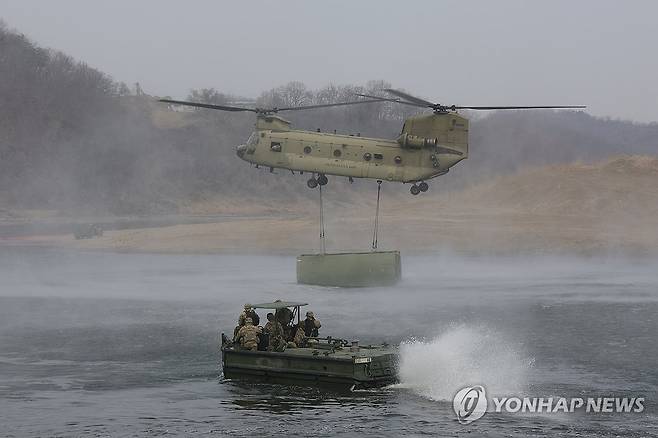 임진강에서 실시된 한미연합 도하훈련 (연천=연합뉴스) 임병식 기자 = 14일 경기도 연천군 임진강에서 실시된 한미연합 도하훈련에서 미군 시누크 헬기가 부교를 공중 수송하고 있다.
한미연합훈련 '자유의 방패'(프리덤실드·FS) 연습 일환으로 실시된 이번 훈련에는 미2사단/한미연합사단과 한국군 수도기계화보병사단 및 7공병여단이 참가했다. 2026.3.14 andphotodo@yna.co.kr