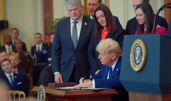 백악관이 최근 공개한 국가 AI 프레임워크는 주 차원의 AI 규제를 막으려는 트럼프 행정부의 조치라는 비판이 나온다. (이미지=백악관 홈페이지 영상 갈무리)