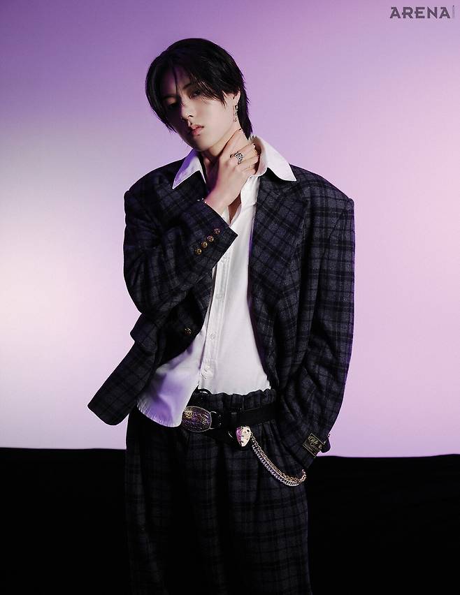 재킷·셔츠·팬츠 모두 윌리 챠바리아, 이어링 크롬하츠, 네크리스 포뮬로, 벨트·벨트 체인 모두 트리니테 스튜디오제 품.