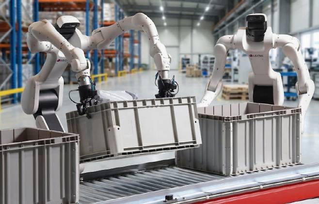 LG CNS가 덱스메이트 휴머노이드 로봇을 산업현장에 투입하기 위해 트레이닝 시키는 모습(사진=LG CNS)