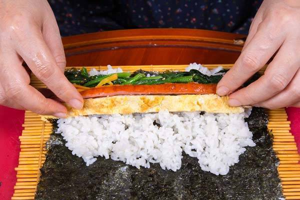 집에서 김밥을 만들 때 밥은 적게 넣고 달걀, 채소 등을 많이 넣는 게 혈당 관리에 좋다. 사진=클립아트코리아
