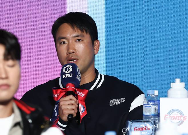 롯데 전준우가 26일 서울 롯데호텔 월드에서 열린 2026 신한 SOL KBO 리그 미디어데이에서 질문에 답하고 있다. 사진 | 연합뉴스