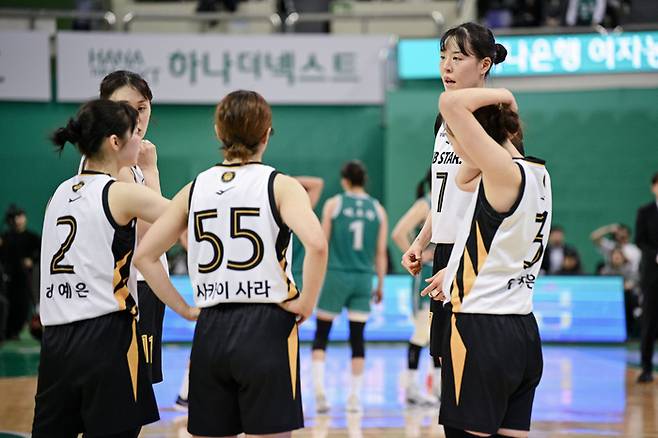 KB 선수들이 9일 부천체육관에서 열린 BNK금융 2025~2026 여자프로농구 정규리그 5라운드 하나은행과 경기 도중 얘기를 나누고 있다. 사진 | WKBL