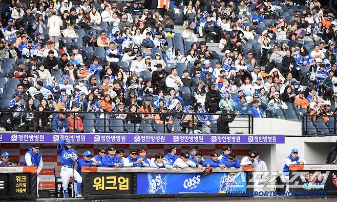 12일 대전한화생명볼파크에서 열린 KBO리그 한화 이글스와 삼성 라이온즈의 시범경기. 야구 팬들이 경기장을 찾아 응원전을 펼치고 있다. 대전=박재만 기자 pjm@sportschosun.com/2026.03.12/