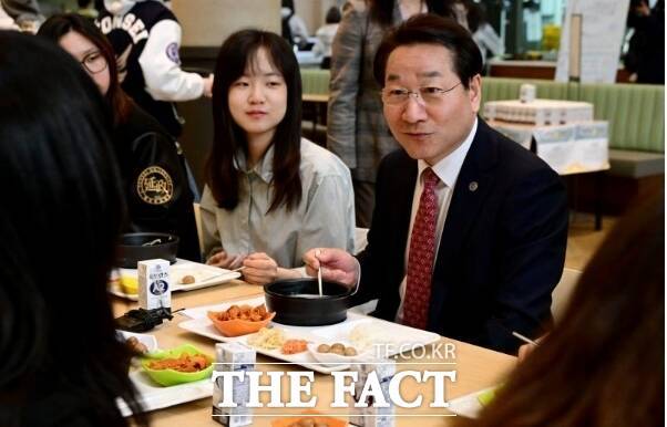 유정복 인천시장이 26일 인천시 연수구 연세대학교 국제캠퍼스에서 인천형 천원의 아침밥 사업 현장을 점검하고 학생들과 간담회를 갖고 있다. /인천시