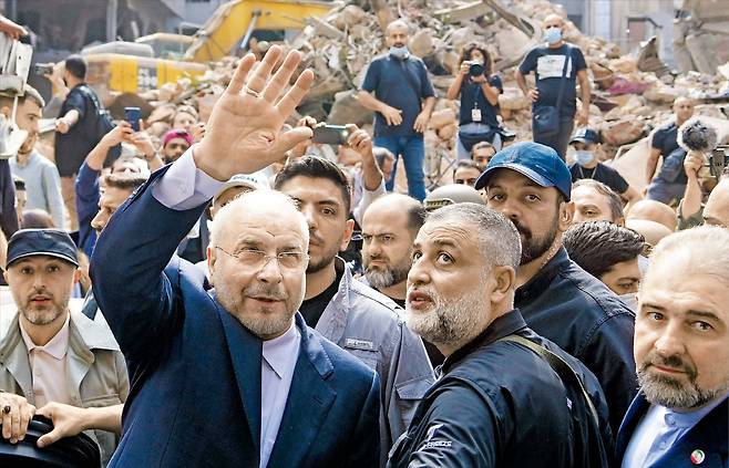 현재 이란의 실권자로 알려진 모하마드 바게르 갈리바프 국회의장이 2024년 이스라엘 공습을 받은 레바논 베이루트를 방문해 주민들에게 손을 흔들고 있다./AP 연합뉴스