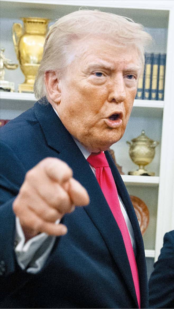 24일 미국 워싱턴 DC 백악관 집무실에서 도널드 트럼프 대통령이 취재진을 손가락으로 가리키고 있다. /AP 연합뉴스