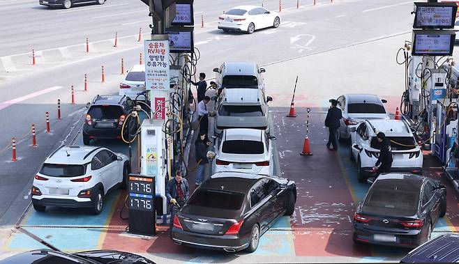 정부의 석유 최고가격제 2차 고시를 하루 앞둔 26일 서울 서초구 만남의광장 주유소에서 시민들이 주유를 하고 있다. 2026.3.26 ⓒ뉴스1