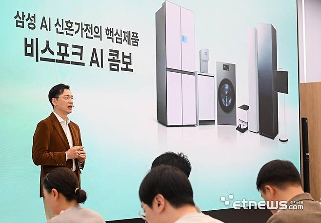 삼성전자가 하드웨어 혁신과 진화한 AI기능을 집약해 한층 더 강력해진 2026년형 '비스포크 AI 콤보'를 출시했다. 26년형 비스포크 AI 콤보는 세탁용량 25kg, 건조용량 20kg 으로 일체형 세탁건조기 중 국내 최대 용량을 갖췄으며, '하이브리트 히트펌프' 건조방식에서 한 단계 진화한 '프리히트' 방식으로 최대 69분 만에 세탁과 건조를 모두 마칠 수 있다. 26일 서울 서초구 삼성강남에서 열린 비스포크 AI콤보·신혼가전 미디어데이에서 임성택 삼성전자 한국총괄 부사장이 인사말을 하고 있다. 이동근기자 foto@etnews.com