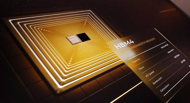 서울 강남구 코엑스에서 열린 제27회 반도체 대전(SEDEX 2025)서 공개된 SK하이닉스 HBM4 실물.뉴스1