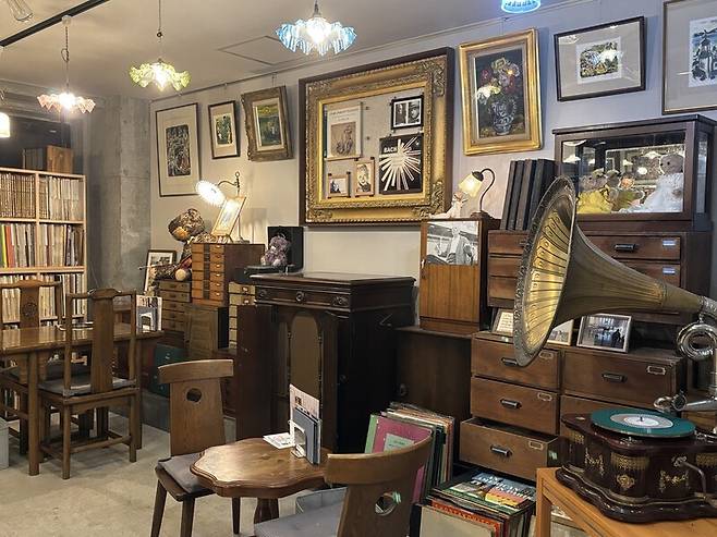 일본 도쿄에 있는 클래식 음악 중심의 깃사텐 ‘아타락시아’ 풍경. 주인이 정년퇴직을 하고 뒤늦게 꿈을 이뤄낸 공간이다. 최민지 제공