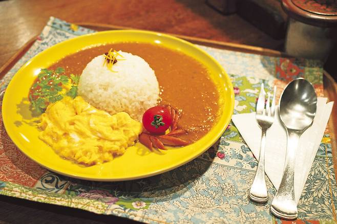 해저 동굴 분위기의 일본 깃사텐 ‘커피홀 구구쓰소’의 오므라이스. 알에이치코리아 제공