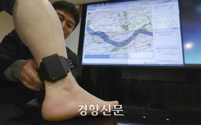 위치추적중앙관제센터에서 경찰 관계자가 전자발찌에 대해 설명하고 있다. 경향신문 자료사진