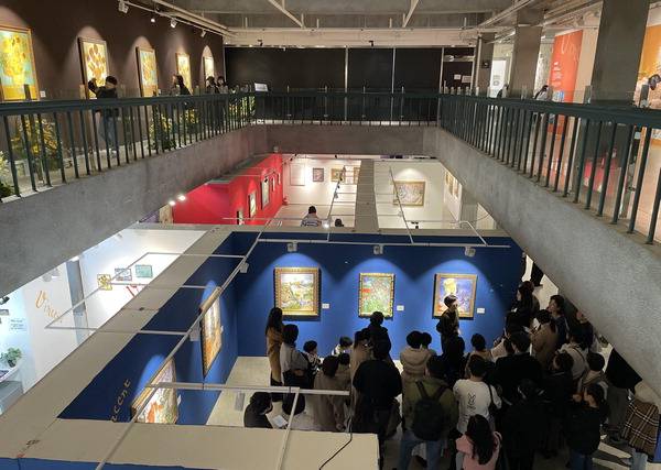 부산 동구 문화플랫폼에서 열린 '반 고흐 레플리카전'에서 관람객들이 작품을 살펴보는 모습. 동구청 제공