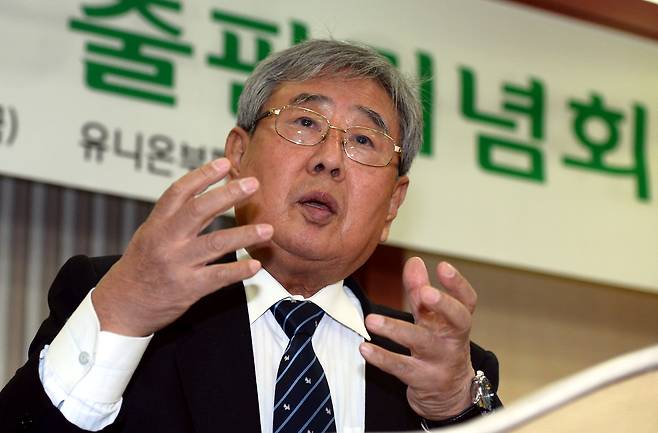 Lee Geun-an speaks to reporters at an event marking the publication of his autobiography in this file photo dated Dec. 14, 2012. (Newsis)