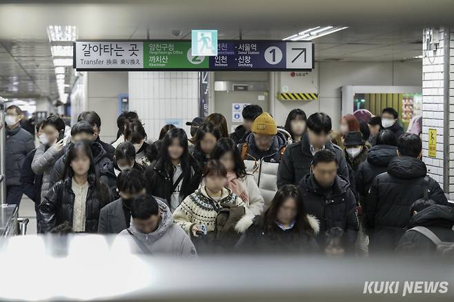 지난 2024년 서울 구로구 신도림역에서 시민들이 이동하고 있다. 쿠키뉴스 자료사진