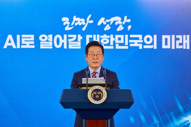 정부의 AI 지원 정책에 더해 반도체 슈퍼사이클이 반도체 ETF의 성장으로 이어졌다. 사진은 2025년 9월8일 국가인공지능전략위원회 출범식에서 발언하는 이재명 대통령. /사진=뉴스1