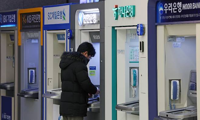 방카슈랑스 채널을 통해 최근 판매가 급증하고 있는 달러보험 역시 보험사엔 부담으로 작용할 수 있다. 사진은 서울 시내 한 ATM. /사진=뉴시스