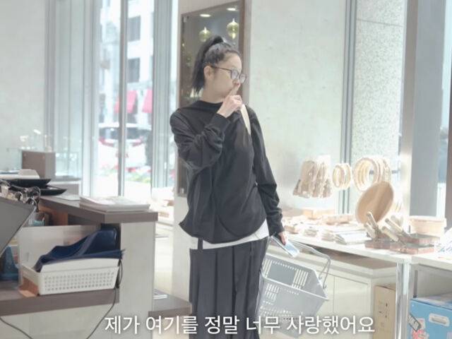고현정이 30년 전 매일같이 왔다던 손톱깎이 집에 들렀다. / 유튜브 '고현정'