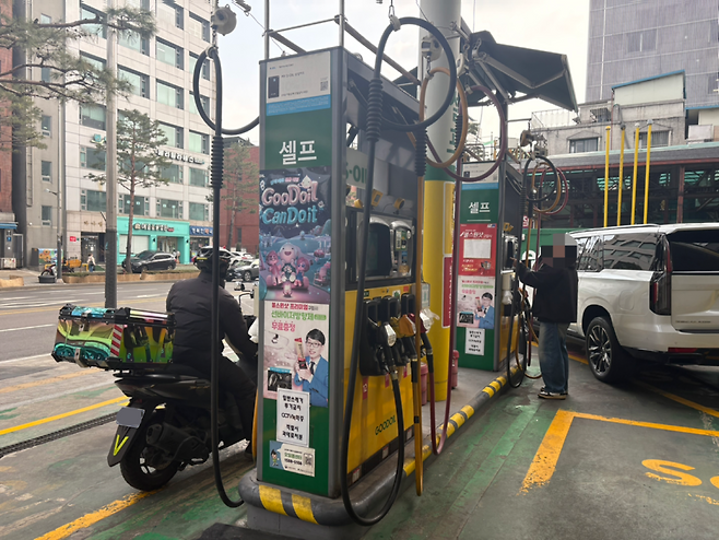9일 오후 서울 중구 신당동 S 주유소에서 배달라이더가 주유를 하는 모습. 정주원 기자